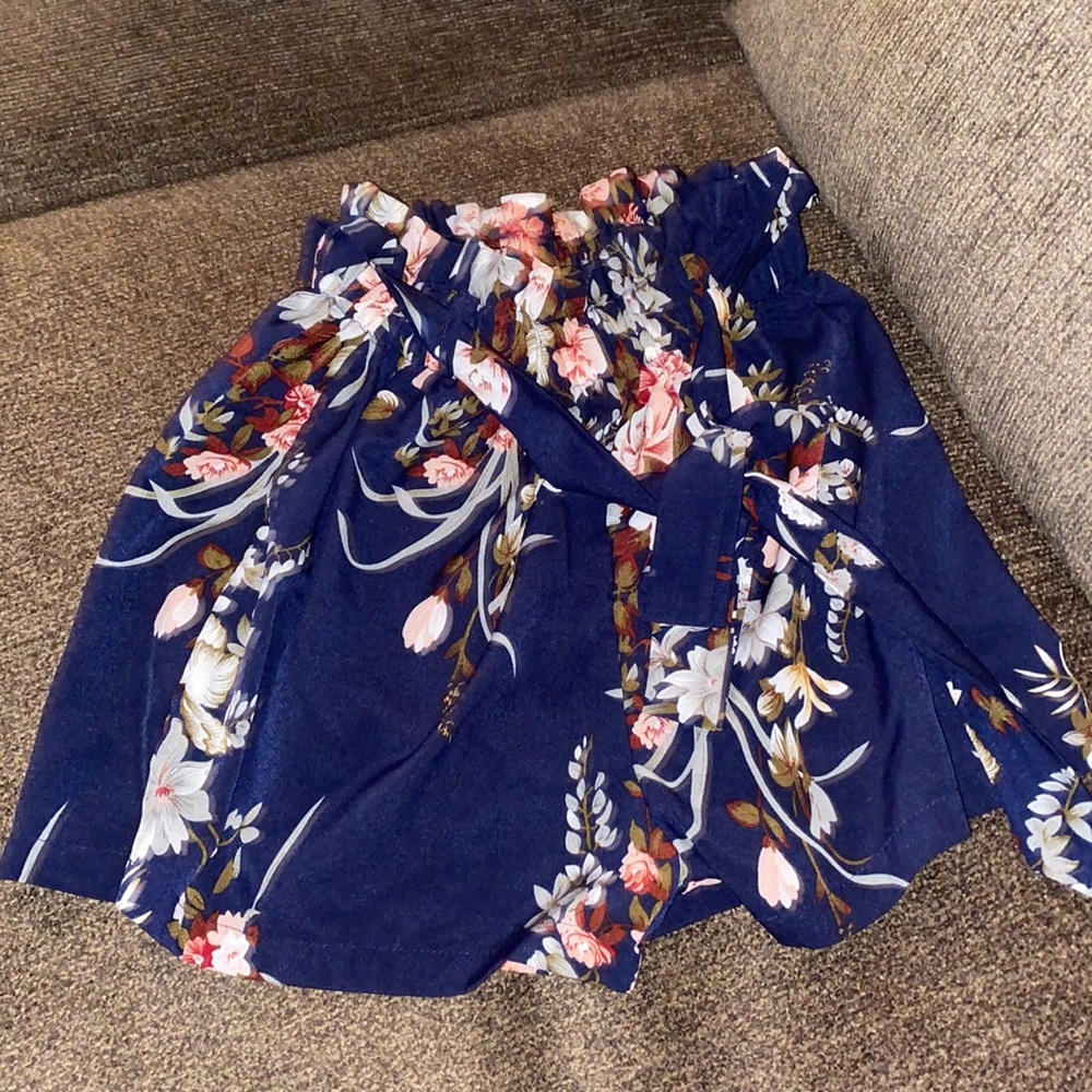 shein shorts never worn size m also has a “belt”